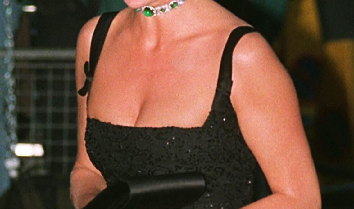 Prinzessin Diana besucht am 01.07.1997 die Tate Gallery in London. An diesem Tag ist sie 36 Jahre alt geworden.