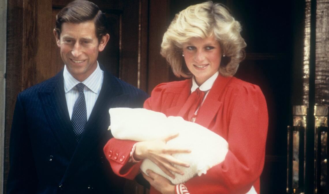 Prinzessin Diana hält ihren Sohn Prinz Harry auf den Armen, als sie mit ihrem Mann Prinz Charles das Krankenhaus nach der Geburt am 16.09.1984 verlässt.