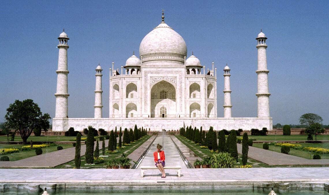 Prinzessin Diana posiert im Februar 1992 während des Besuchs des Königspaares vor dem Taj Mahal aus dem 17. Jahrhundert für Fotos.