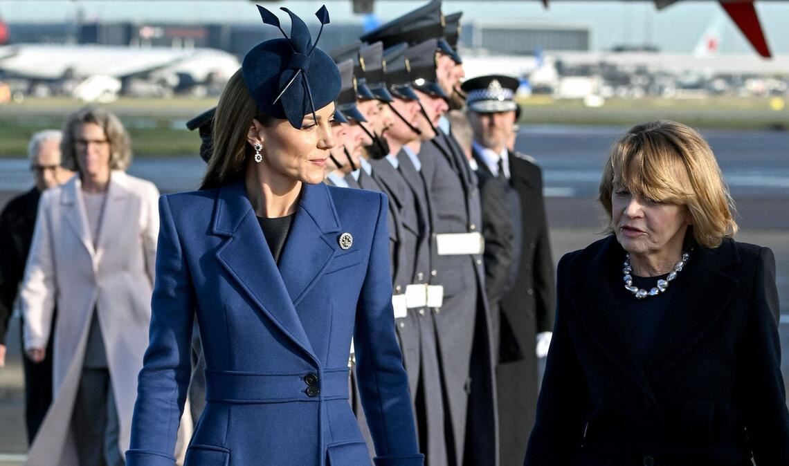 Prinzessin Kate (l.) unterhält sich bei der Ankunft am Flughafen Heathrow mit Elke Büdenbender (r.), der Ehefrau von Bundespräsident Frank-Walter Steinmeier, zum Auftakt des dreitägigen Staatsbesuchs.