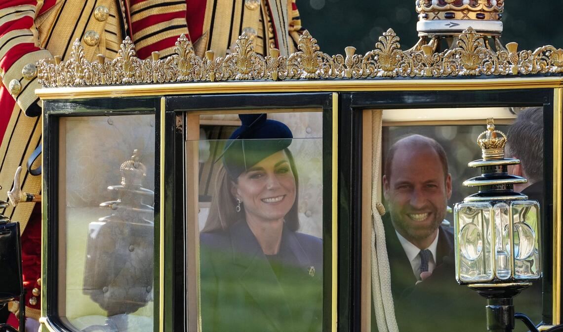 Prinzessin Kate und Prinz William fahren in einer Pferdekutsche zur feierlichen Begrüßung auf Schloss Windsor.
