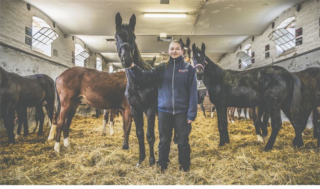 Priska Flad mit ihren Jungs – die 18-jährige Stuttgarterin macht eine Ausbildung zur Pferdewirtin im Haupt- und Landgestüt Marbach.