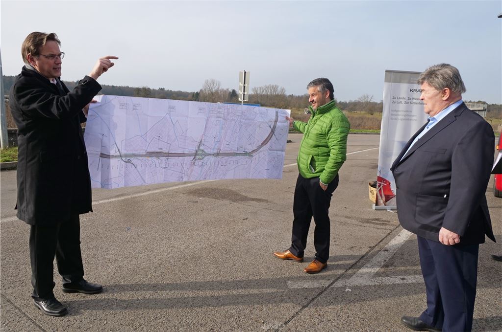 Private Flächen von Speditionsunternehmen – beispielsweise auch in dem geplanten Gewerbegebiet „Reiserweg III“ in Niefern – könnten helfen, das Fremdparken von Lkws zu reduzieren, sind Erik Schweickert (li.), Alexander Benzinger und Rolf Benzinger (re.) überzeugt.Friedrich