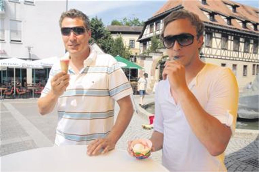 Privilegiertes Duo: Die Lomersheimer Michael Walter und Sören Christofori (v.li.) gehören zu denjenigen, die die Hitze für einen Moment in vollen Zügen genießen können. Foto: Disselhoff