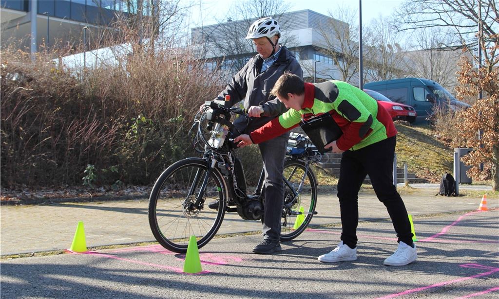 Probandenstudie des Forschungsprojekts „BikeAssist“ an der Hochschule Pforzheim: Mehr als 60 Frauen und Männer zwischen 60 und 84 Jahren absolvieren auf einem mit Sensoren und Messtechnik ausgestatteten Pedelec verschiedene Fahraufgaben. Foto: Karoline Schäfer/Hochschule Pforzheim