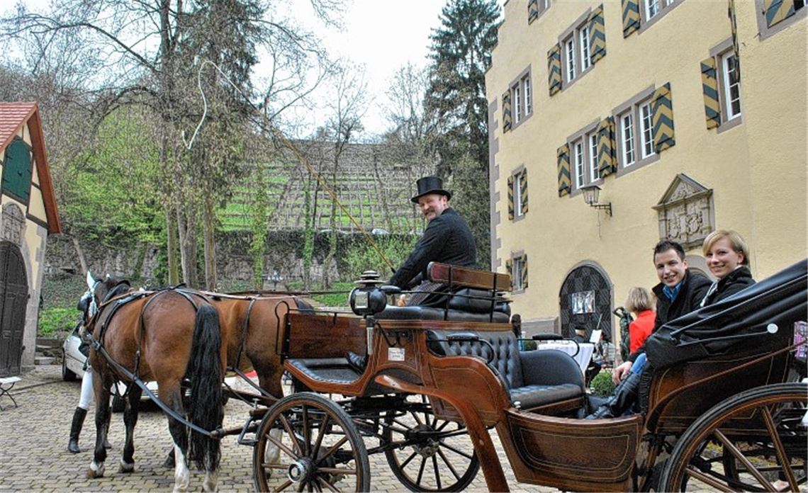 Probefahrt in der Hochzeitskutsche: Nicole Kiesling und Jens Jeschek wollen sich – vielleicht im Schloss Mühlhausen – das Ja-Wort geben.