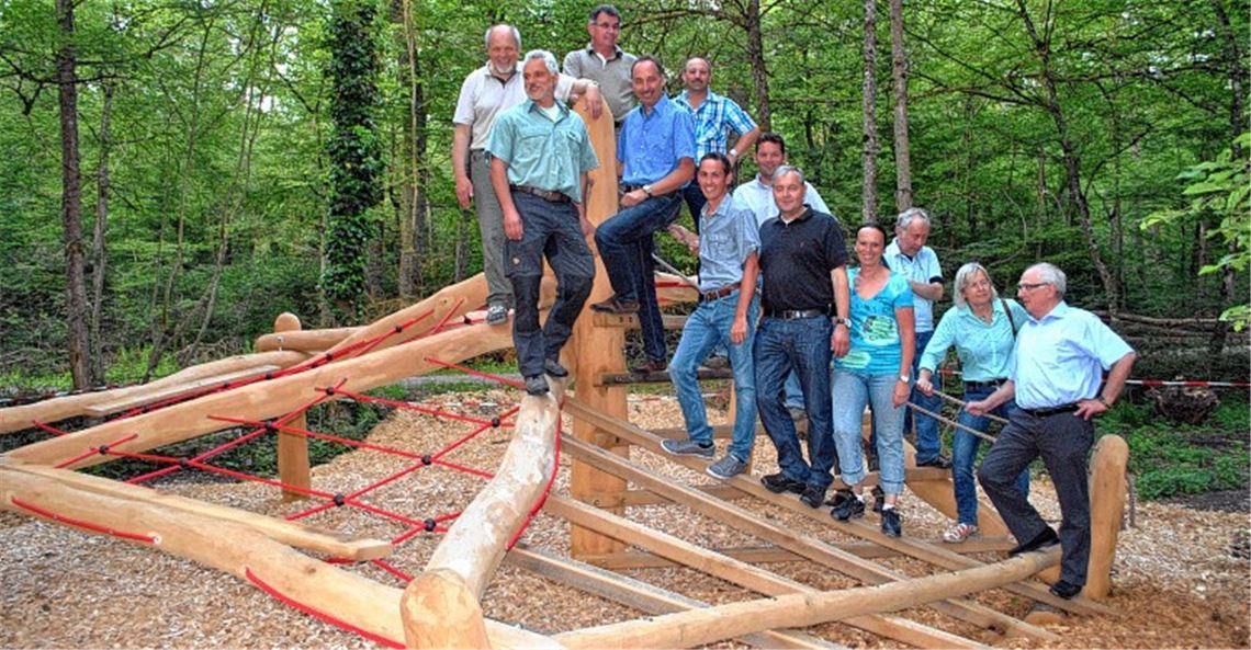 Probeklettern der Gemeinderäte: Die nächste Attraktion auf dem Waldspielplatz muss noch vom TÜV abgenommen werden. Fotos: Stahlfeld