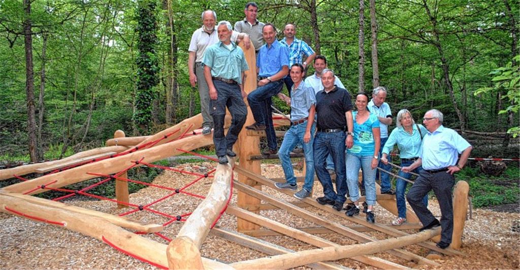 Probeklettern der Gemeinderäte: Die nächste Attraktion auf dem Waldspielplatz muss noch vom TÜV abgenommen werden. Fotos: Stahlfeld