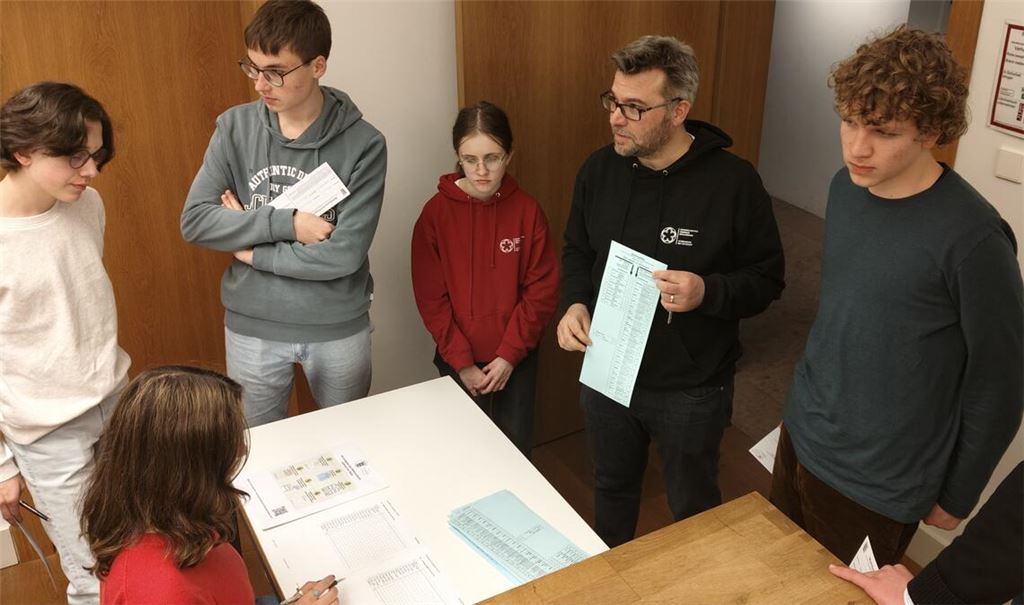 Probelauf: Lehrer Matthias Leeflang erklärt, wie ein Besuch im Wahllokal abläuft und worauf Wahlhelfer(innen) achten müssen. Foto: Deeg