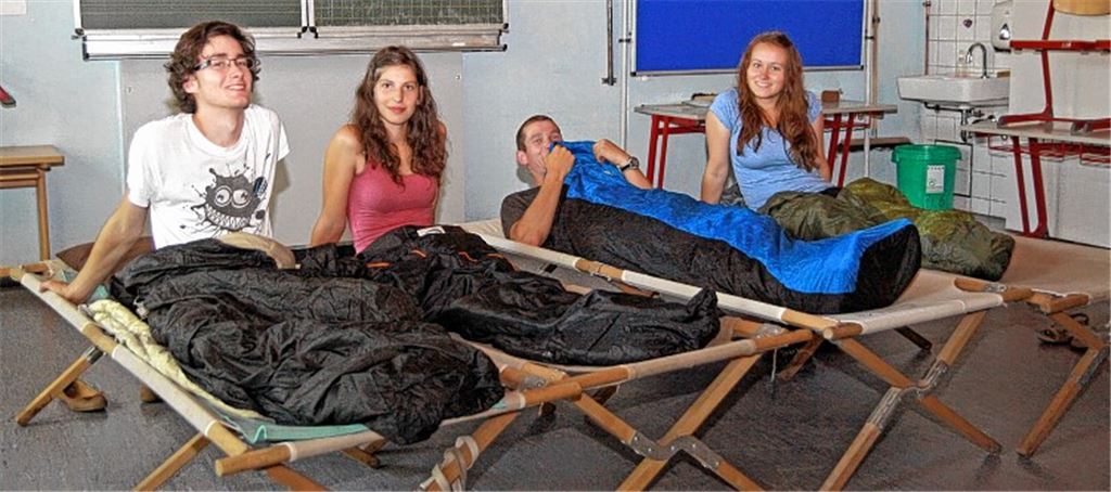 Probeliegen auf Feldbetten in den Klassenzimmern: Zu den jungen Tschechen gesellen sich noch Campteilnehmer aus vielen anderen Nationen. Fotos: Hansen