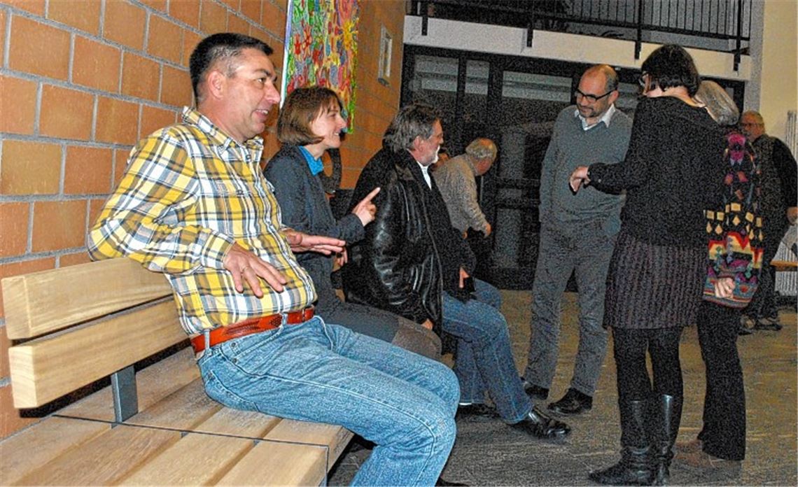 Probesitzen: Die Ausschussmitglieder testen die Bänke.