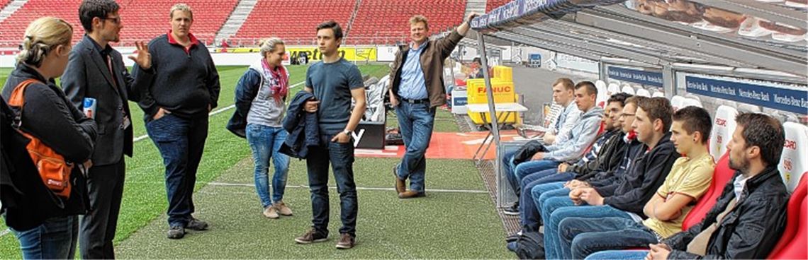 Probesitzen auf der Trainer- und Ersatzbank: Bei ihrem Besuch im Stadion erleben die jungen Gäste nicht nur einen Sieg des VfB, sondern lernen auch die Mercedes-Benz-Arena kennen.