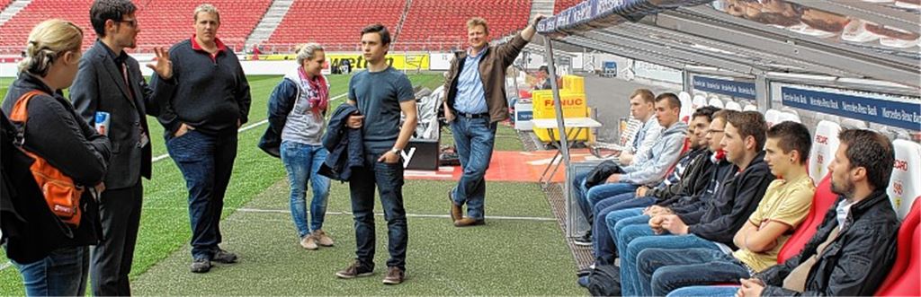 Probesitzen auf der Trainer- und Ersatzbank: Bei ihrem Besuch im Stadion erleben die jungen Gäste nicht nur einen Sieg des VfB, sondern lernen auch die Mercedes-Benz-Arena kennen.
