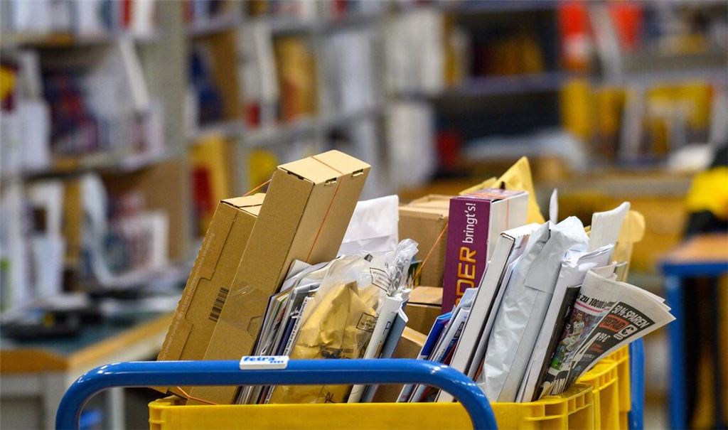 Probleme bei der Paketzustellung? Keine Postfiliale in der Nähe? Der Mängelmelder Post der Bundesnetzagentur nimmt ab sofort Beschwerden entgegen. (Symbolbild)