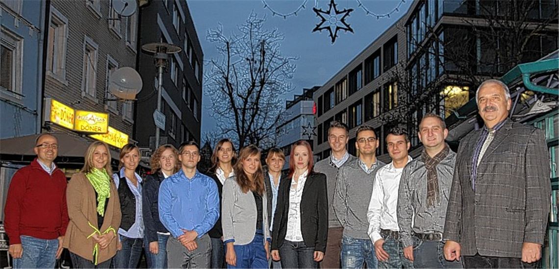 Problemzone Fußgängerzone: Unter anderem über die Aufenthaltsqualität in der unteren Bahnhofstraße haben sich Studenten der Pforzheimer Hochschule Gedanken gemacht und dabei die Stärken und Schwächen des verkehrsberuhigten Bereichs analysiert. Rechts ihr Professor Hans-Manfred Niedetzky, links der „Auftraggeber“, Mühlackers Citymanager Thomas Müller.