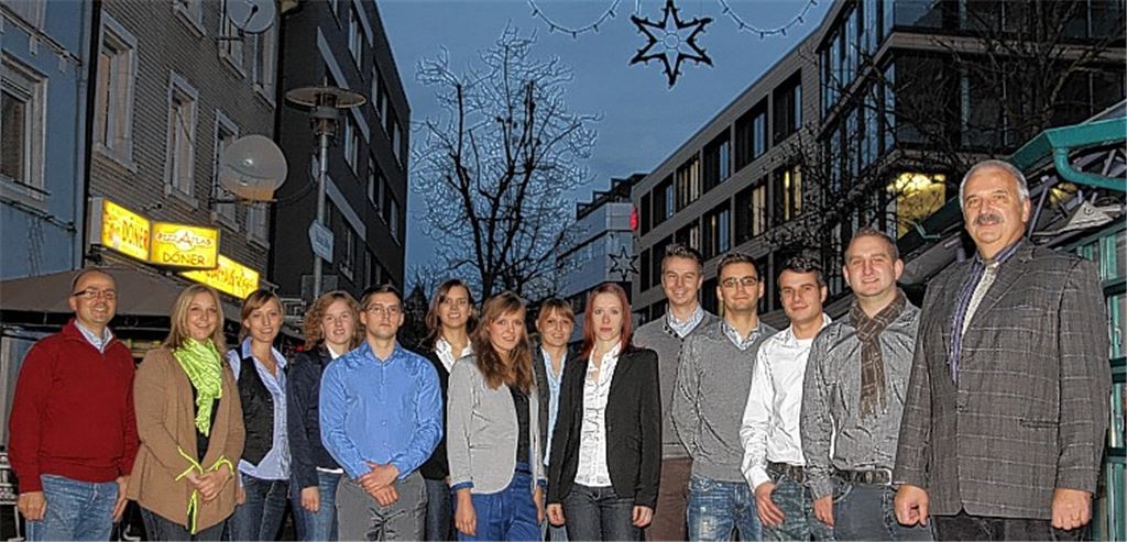 Problemzone Fußgängerzone: Unter anderem über die Aufenthaltsqualität in der unteren Bahnhofstraße haben sich Studenten der Pforzheimer Hochschule Gedanken gemacht und dabei die Stärken und Schwächen des verkehrsberuhigten Bereichs analysiert. Rechts ihr Professor Hans-Manfred Niedetzky, links der „Auftraggeber“, Mühlackers Citymanager Thomas Müller.