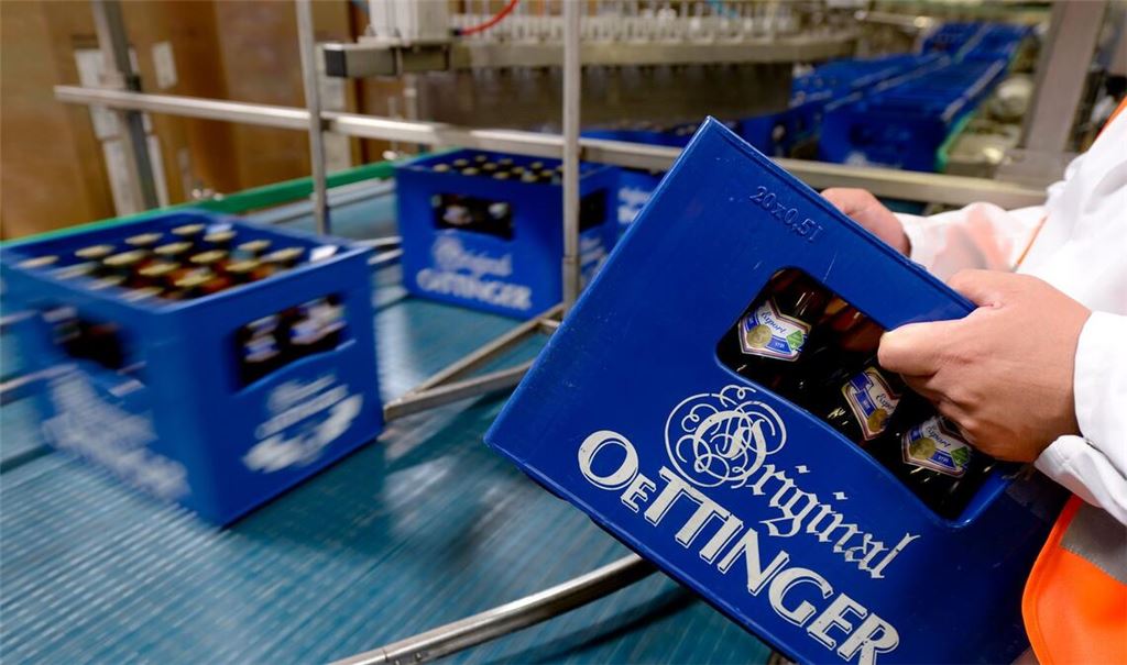 Produktion in der Oettinger Brauerei in Braunschweig. Derzeit ruht die Produktion wegen eines Warnstreiks. (Archivbild)