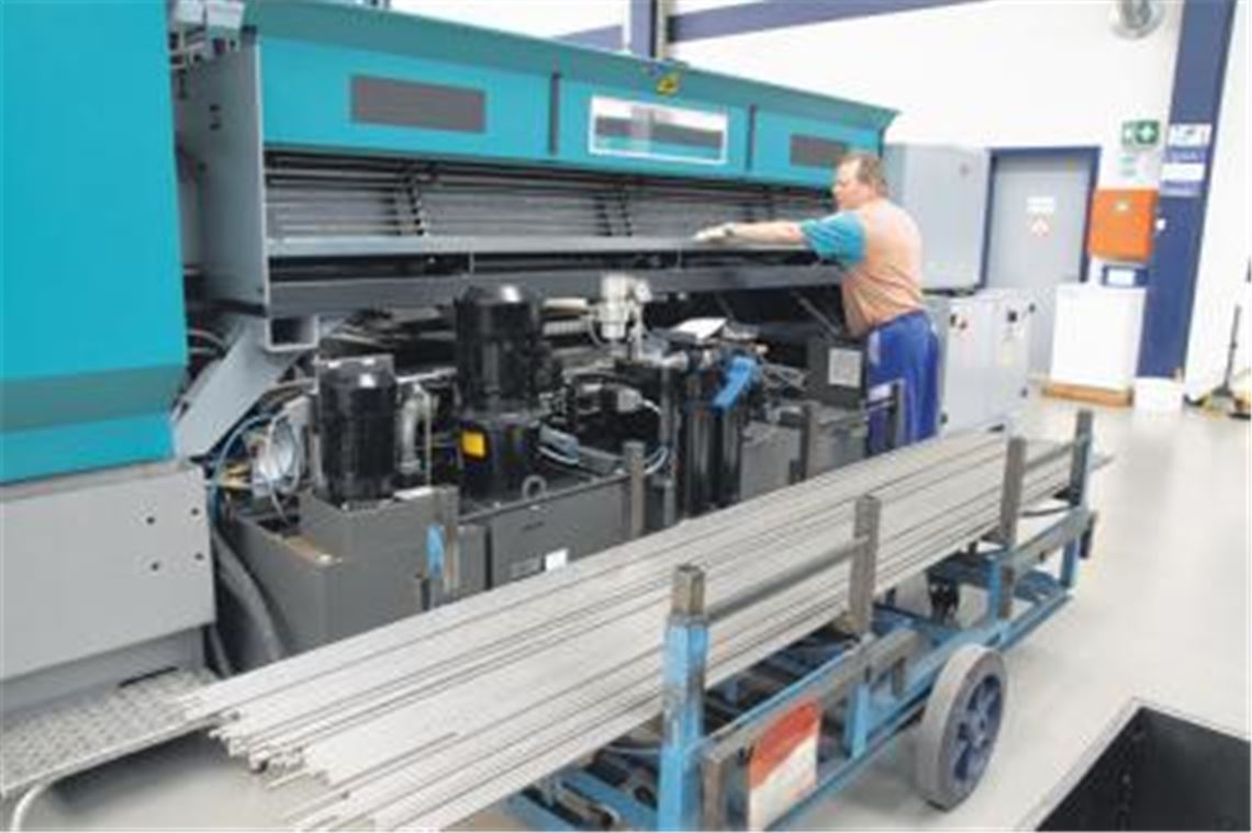 Produktionshalle im Werk der Firma Robert Sihn in den Mühlacker Waldäckern: Siegfried Schuhmacher legt Stahlstangen in das Lademagazin, aus denen Teile für die Automobilindustrie hergestellt werden. Das Unternehmen freut sich über kräftige Umsatzzuwächse, nachdem die Folgen der Wirtschaftskrise in der Region weitgehend überstanden sind.
Foto: Sadler