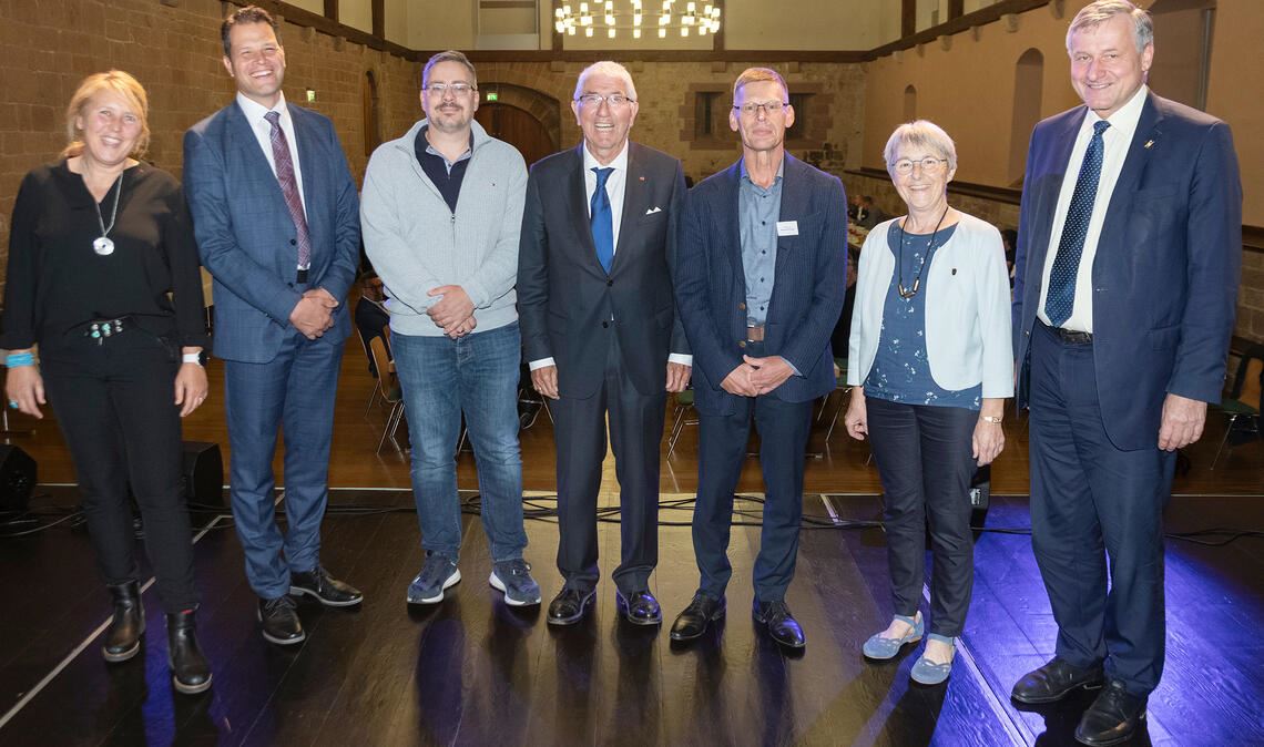 Professor Dr. Annette R. Hofmann (von links), Maulbronns Bürgermeister Aaron Treut, Professor Dr. Henk Erik Meier, Erich Hägele, Professor Dr. Michael Krüger, Stefanie Seemann und Dr. Hans-Ulrich Rülke beim Festakt in Maulbronn. Foto: Fotomoment