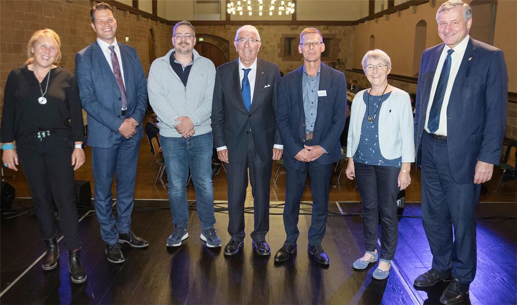 Professor Dr. Annette R. Hofmann (von links), Maulbronns Bürgermeister Aaron Treut, Professor Dr. Henk Erik Meier, Erich Hägele, Professor Dr. Michael Krüger, Stefanie Seemann und Dr. Hans-Ulrich Rülke beim Festakt in Maulbronn. Foto: Fotomoment