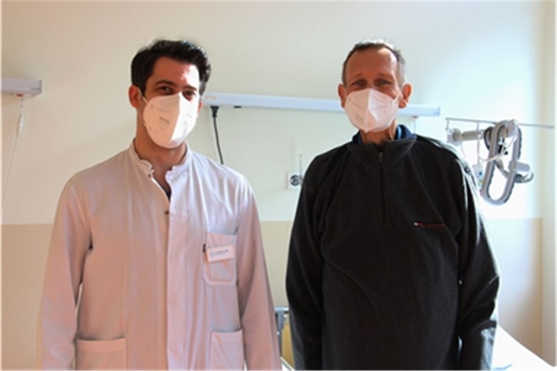 Professor Dr. Christian Rupp (li.) und sein Patient Günter Hangstörfer. Foto: Helios Klinikum