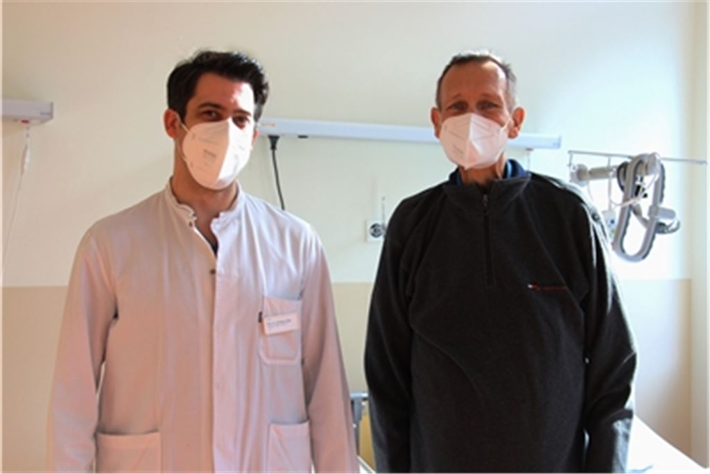 Professor Dr. Christian Rupp (li.) und sein Patient Günter Hangstörfer. Foto: Helios Klinikum