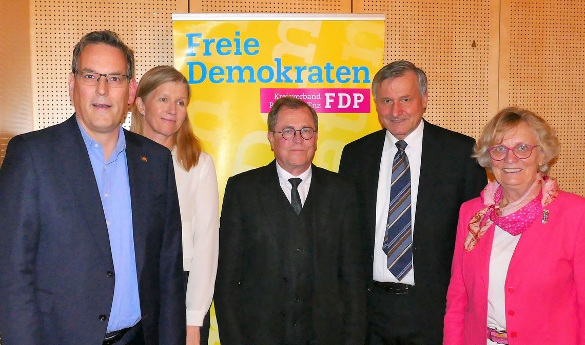 Professor Dr. Erik Schweickert, Ann-Veruschka Jurisch, Rainer Semet, Dr. Hans-Ulrich Rülke und Bärbl Maushart (v.li.) bei der Kreismitgliederversammlung der Liberalen in Engelsbrand. Foto: Peche