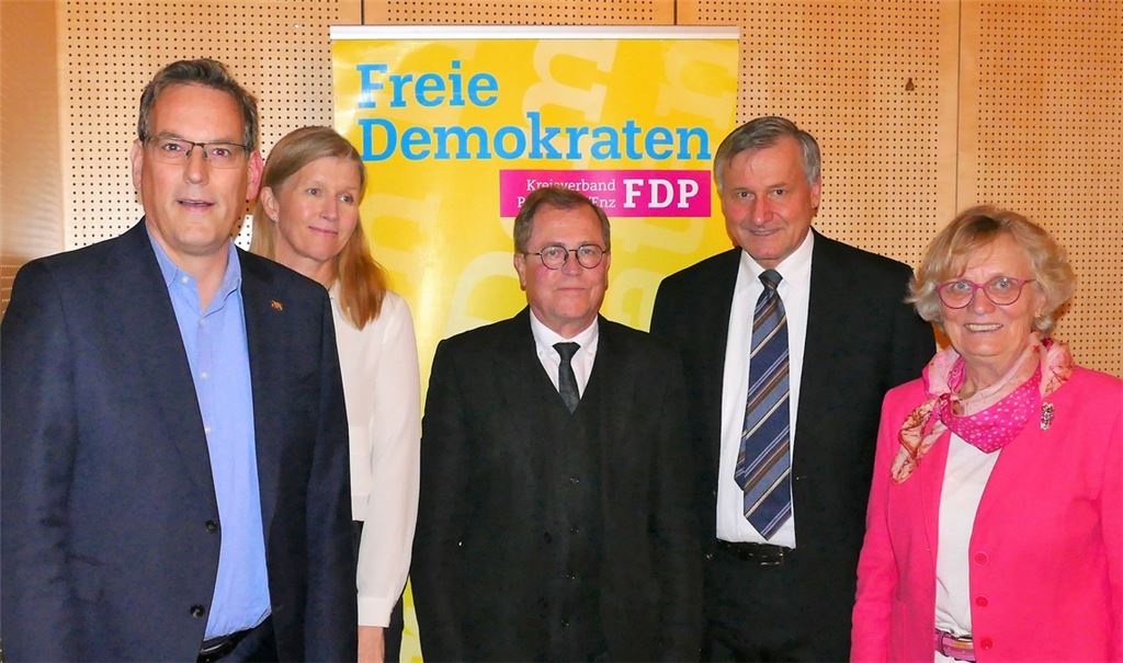 Professor Dr. Erik Schweickert, Ann-Veruschka Jurisch, Rainer Semet, Dr. Hans-Ulrich Rülke und Bärbl Maushart (v.li.) bei der Kreismitgliederversammlung der Liberalen in Engelsbrand. Foto: Peche