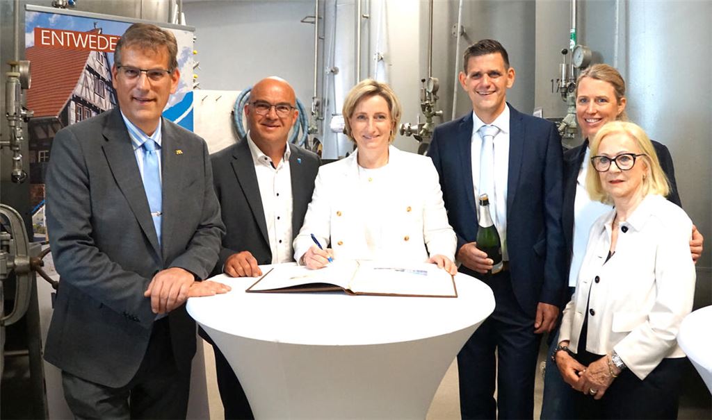Professor Dr. Erik Schweickert, Landtagsabgeordneter und Bruder von Firmenchef Rene Schweikert, Bürgermeister Uwe Engelsberger, Wirtschaftsministerin Dr. Nicole Hoffmeister-Kraut, Rene Schweikert und Frau Sarah sowie Seniorchefin Beate Schweickert (v. li.). Fotos: Bastian
