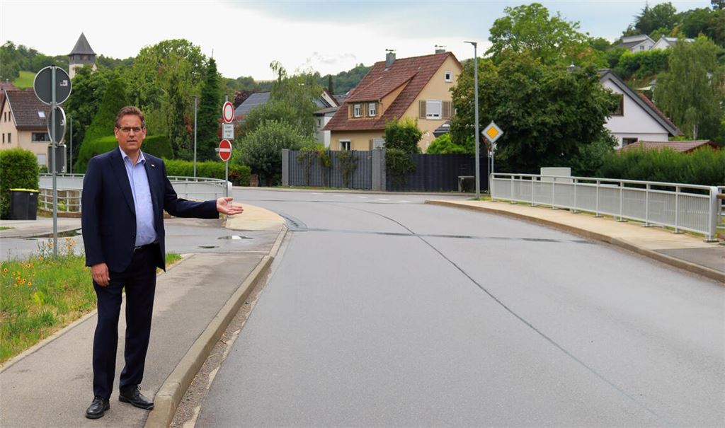 Professor Dr. Erik Schweickert fordert, dass zielstrebig ein Überweg geplant wird, der ein gefahrloses Überqueren ermöglicht. Foto: privat