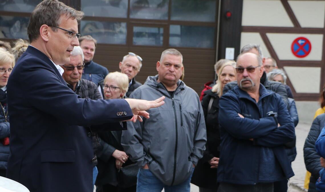 Professor Dr. Erik Schweickert hört hin, spricht über seine Standpunkte und sucht den Austausch mit rund 60 Bürgerinnen und Bürgern in Pinache. Foto: Deeg