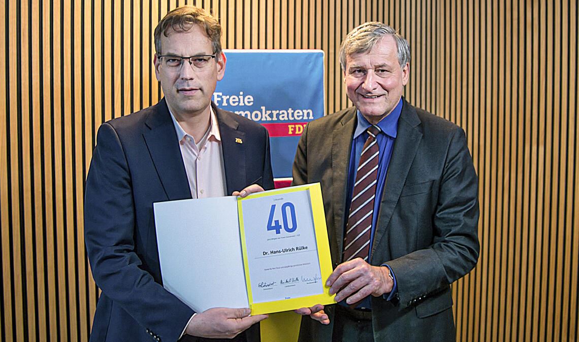 Professor Dr. Erik Schweickert (li.) ehrt den Jubilar und Parteifreund Dr. Hans-Ulrich Rülke. Foto: privat