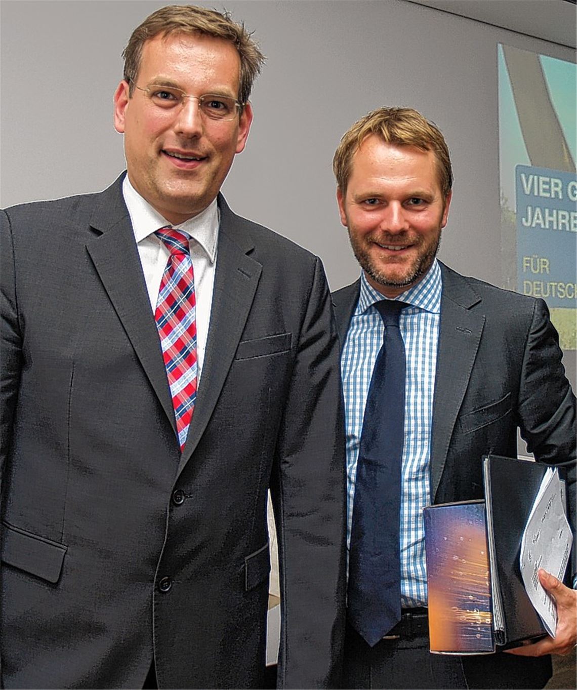 Professor Dr. Erik Schweickert (li.) mit seinem prominenten Gast, dem Bundesgesundheitsminister Daniel Bahr.
