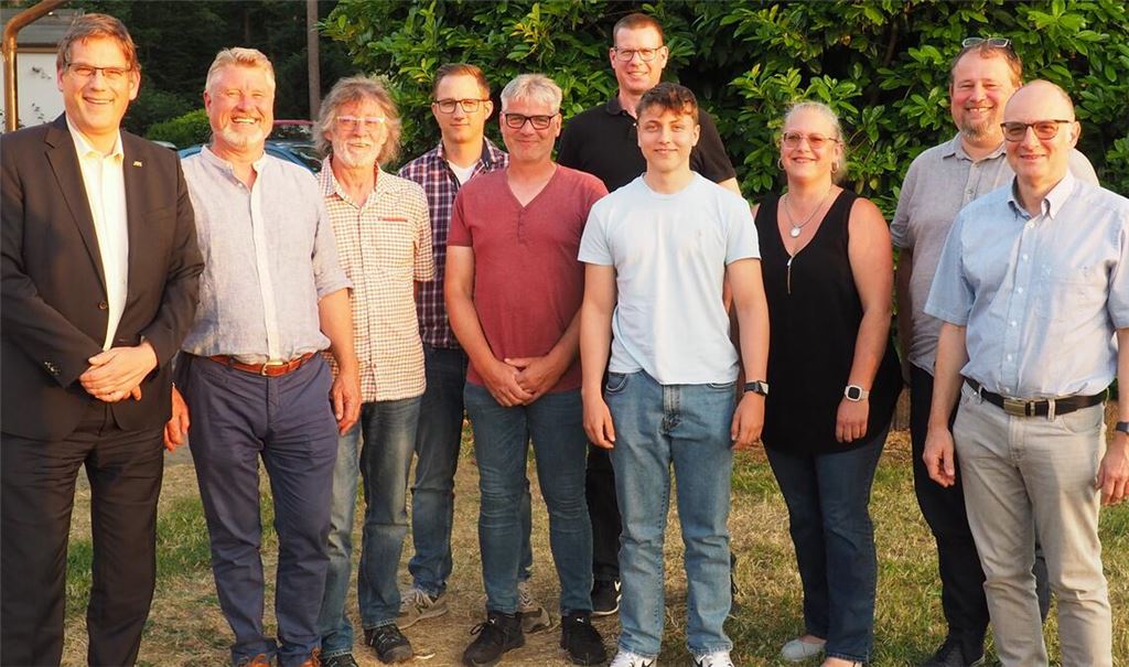 Professor Dr. Erik Schweickert und Robert Volk (v.li.) freuen sich auf die Gemeinderatswahlen im Juni 2024. Für die „Liste Freie Demokraten FDP“ treten in Wiernsheim neben Volk an (v.re.): Joachim Heinzelmann, Alexander Freimüller, Stephanie Stuwe, Ravik Renner, Carsten Buck-Tschonitsch, Michael Hilß, Oliver Falz und Walter Ruppert. Nicht auf dem Bild ist Patrick Seifert. Foto: Müller