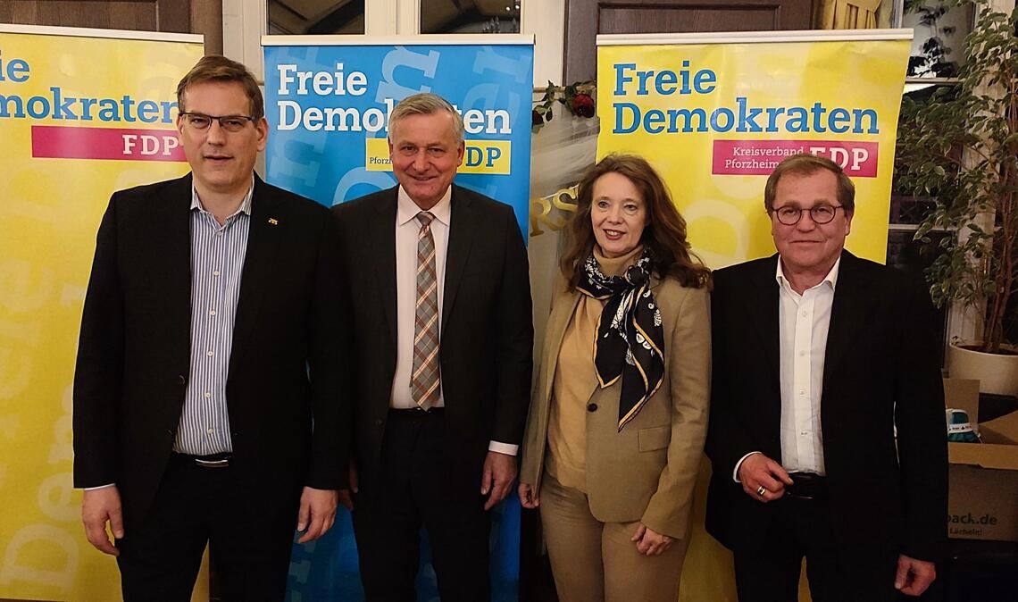 Professor Dr. Erik Schweickert (v. li.) leitet die Wahlkreiskonferenz, bei der Dr. Hans-Ulrich Rülke einstimmig für die Landtagswahl nominiert wird. Seine Ersatzkandidatin ist Andrea Pachaly-Szalay. Rechts: der Bundestagsabgeordnete Rainer Semet. Foto: Donn von Yrsch