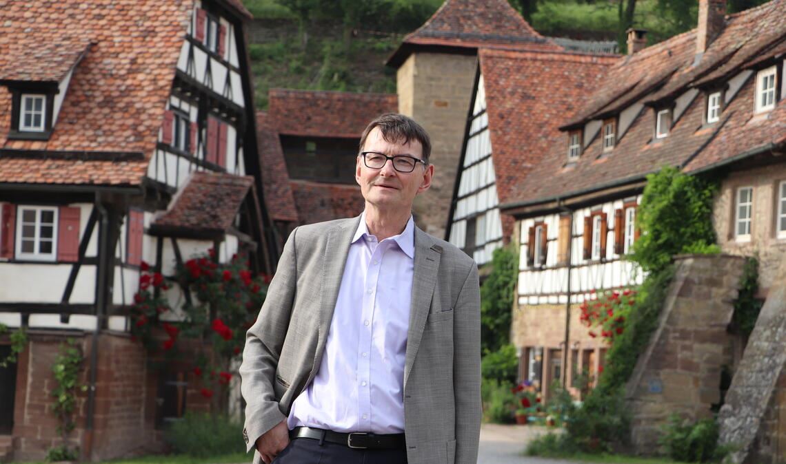 Zu nützlich, um zerstört zu werden Professor Dr. Gerd Schwerhoff im Klosterhof Maulbronn. Über das Geschehen von vor 500 Jahren hat er viel zu erzählen: Ein „blutrünstiger“ Bauernführer bewahrte das heutige UNESCO-Welterbe anno 1525 vor der Zerstörung. Foto: Weimper
