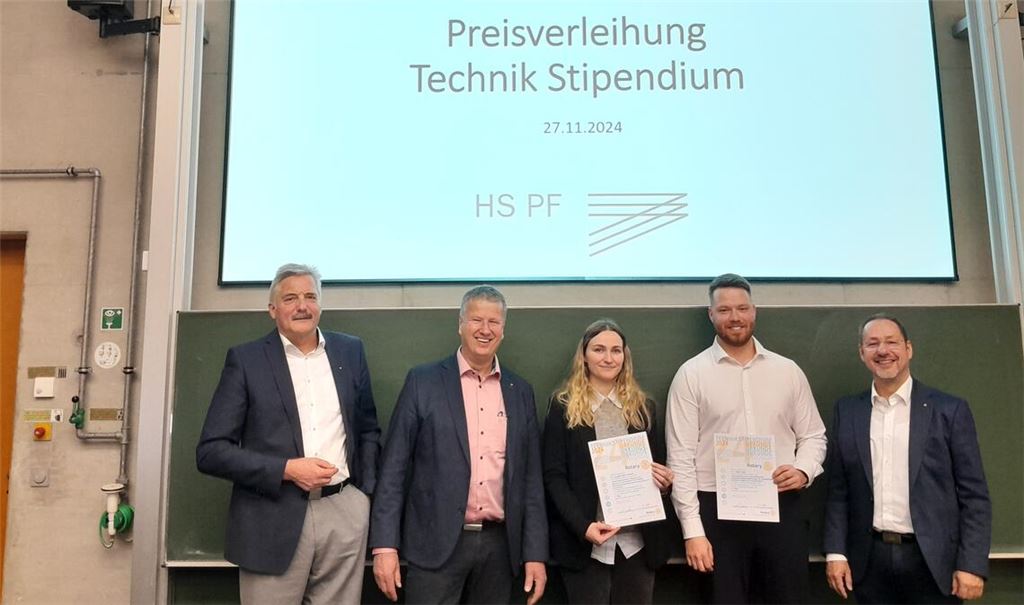 Professor Dr.-Ing. Herbert Emmerich (v.li.), Frank Jaggy, Leandra Marie Schmid, Sigurd Held und Klaus Notter bieten einen unterhaltsamen Abend. Preisträger Fabian Acker konnte nicht persönlich anwesend sein. Foto: Filitz