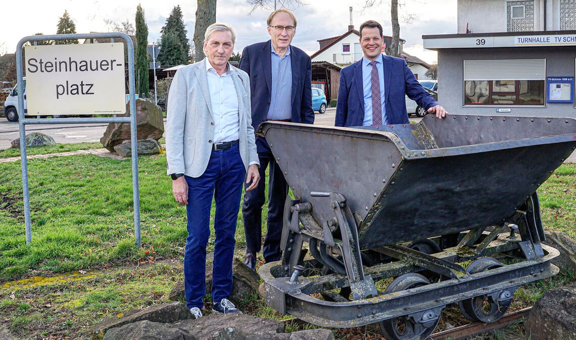 Professor Dr.-Ing. Martin Haag, Karl Velte, Fraktionsvorsitzender der BWV, und Aaron Treut, Bürgermeister von Maulbronn. Foto: Bastian