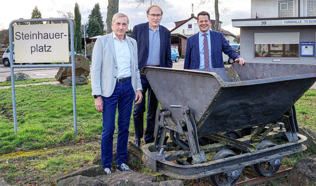 Professor Dr.-Ing. Martin Haag, Karl Velte, Fraktionsvorsitzender der BWV, und Aaron Treut, Bürgermeister von Maulbronn. Foto: Bastian