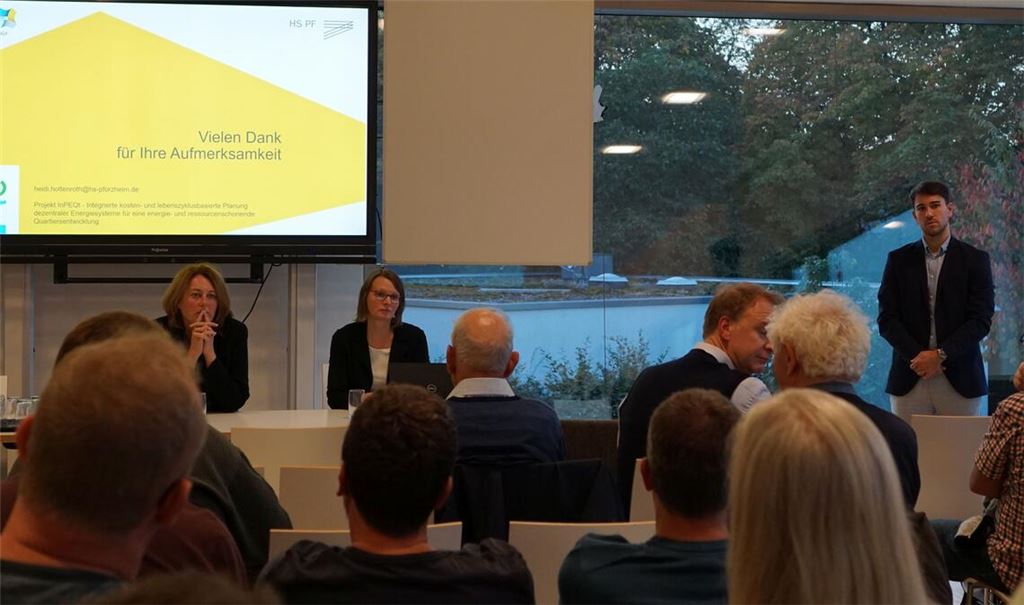 Professor Dr. Ingela Tietze (li.) und Dipl.-Ing. Heidi Hottenroth (re.) stellen die Energiestudie für Wiernsheim vor. Foto: Bastian