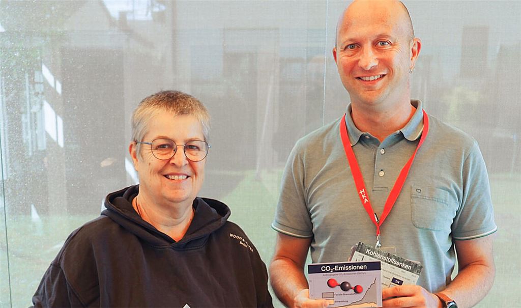 Professor Dr. Jan Bauer und Heidi Wendelstein zeigen Karten des TER.R.A Klimapuzzles, mit dem an der Hochschule Karlsruhe ein Guinness-Weltrekordversuch startet. Foto: Müller