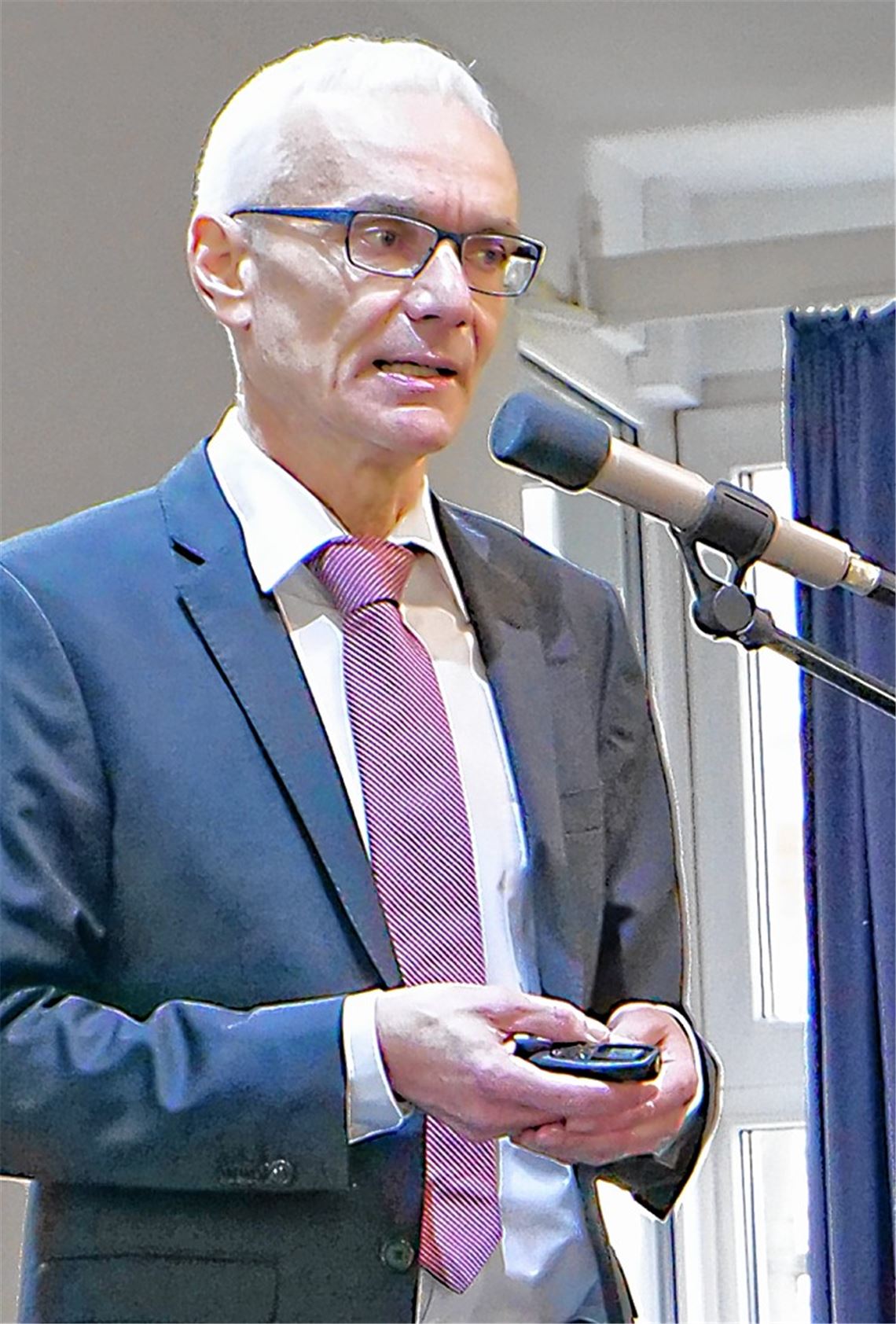 Professor Dr. Martin Hetzel bei seinem Vortrag zur Diskussion über Schadstoffe in der Luft.