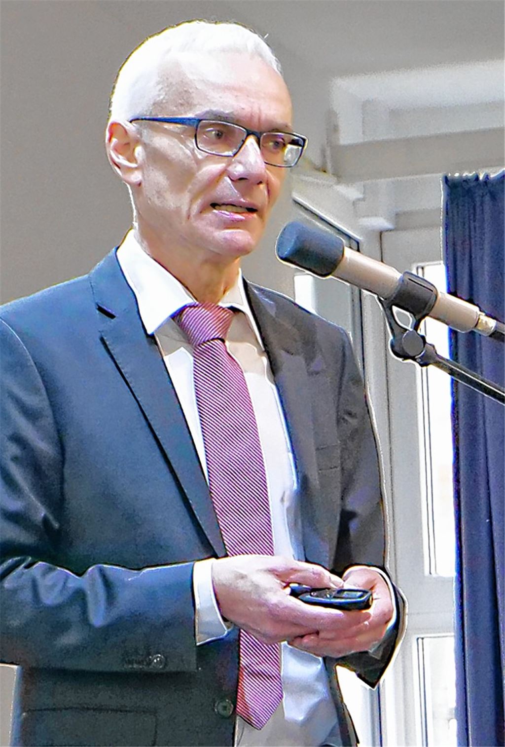 Professor Dr. Martin Hetzel bei seinem Vortrag zur Diskussion über Schadstoffe in der Luft.