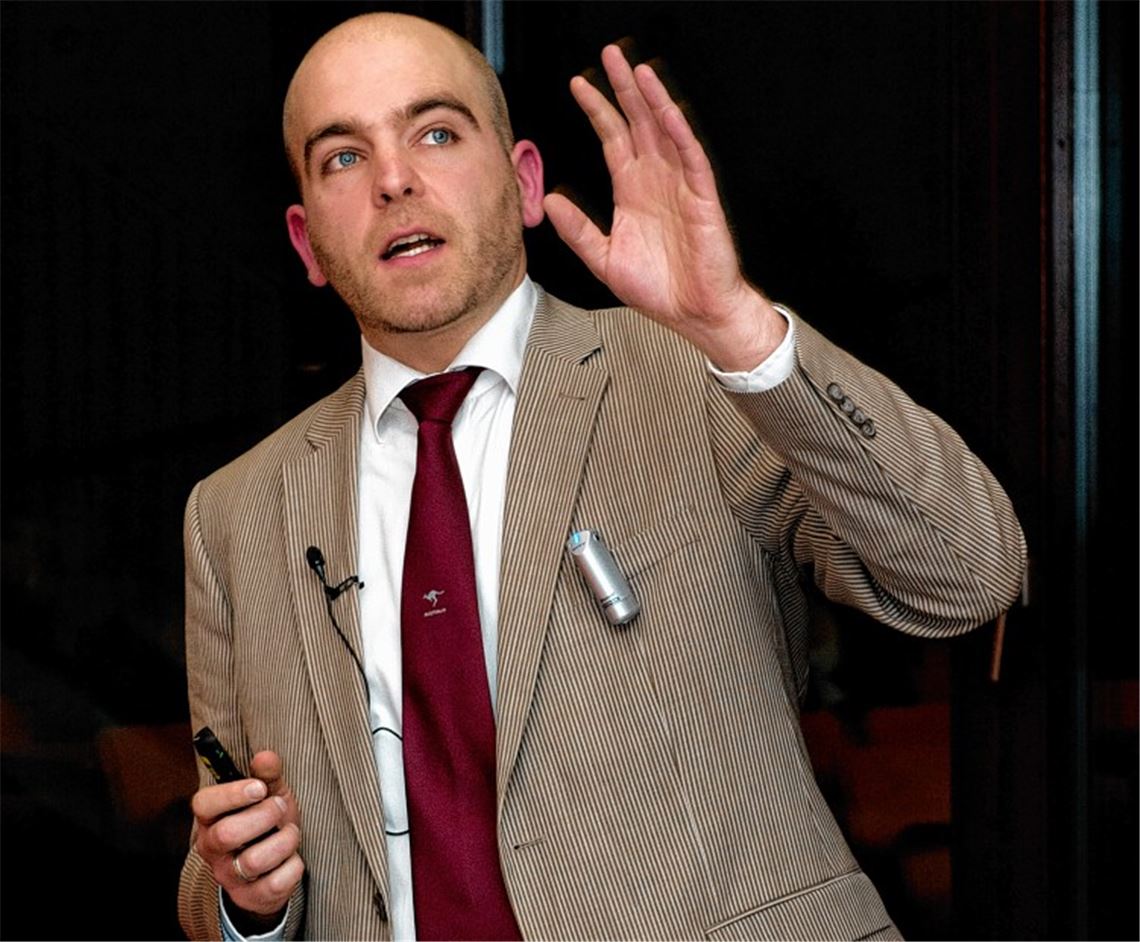 Professor Dr. Tobias Viere.