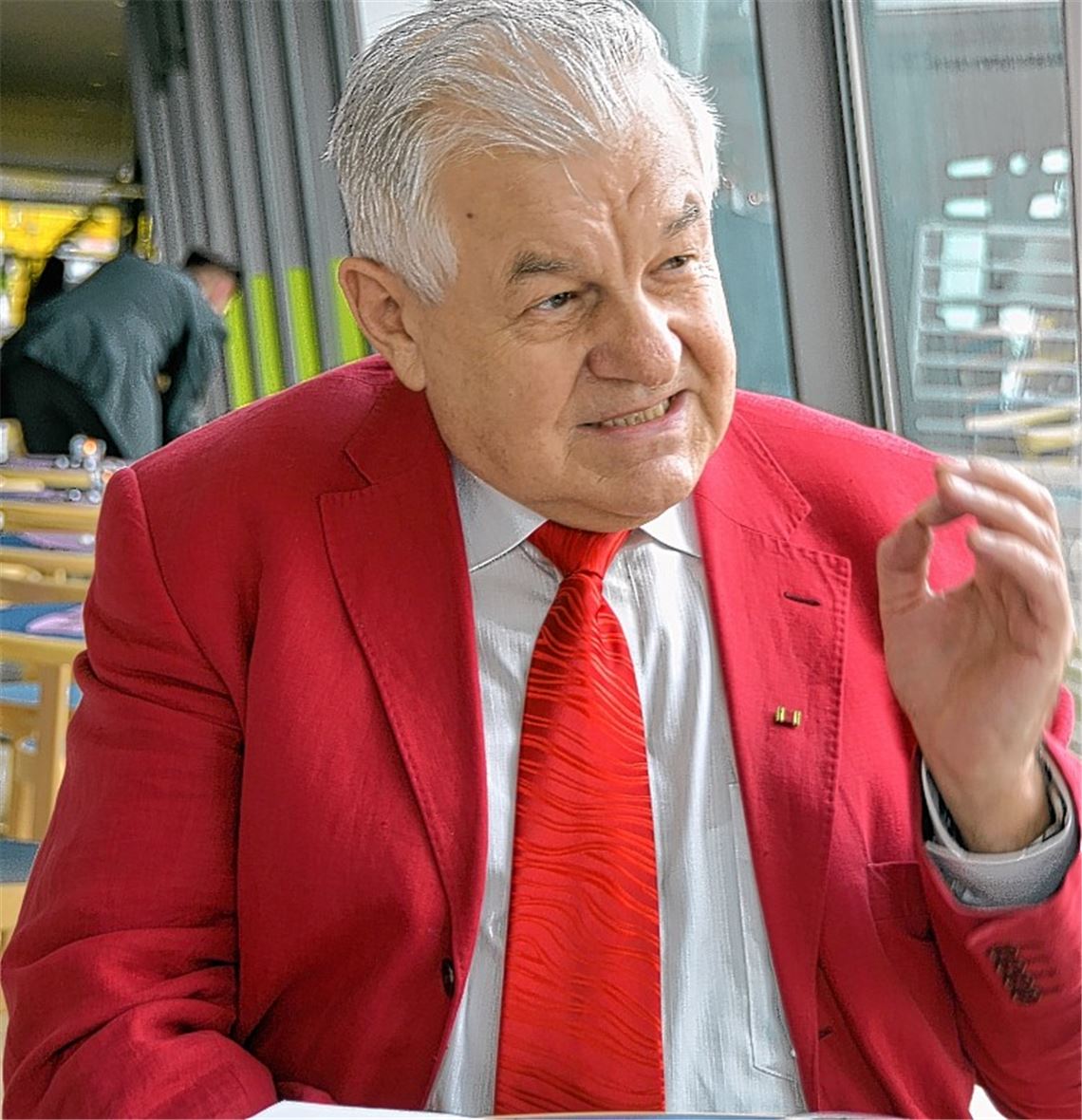 Professor Dr. Walther Specht setzt sich unter anderem für Jugendliche in Osteuropa ein, die einen problematischen Start ins Leben hatten – im Bild rechts Insassen einer Jugendkolonie, die während ihres Aufenthalts eine schulische oder berufliche Ausbildung erhalten.