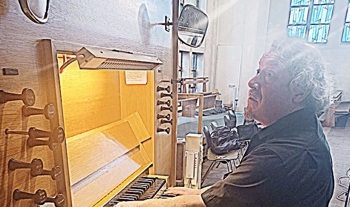 Professor Johannes Mayr beim Orgelkino in der Kirche St. Joseph in Illingen. Foto: privat