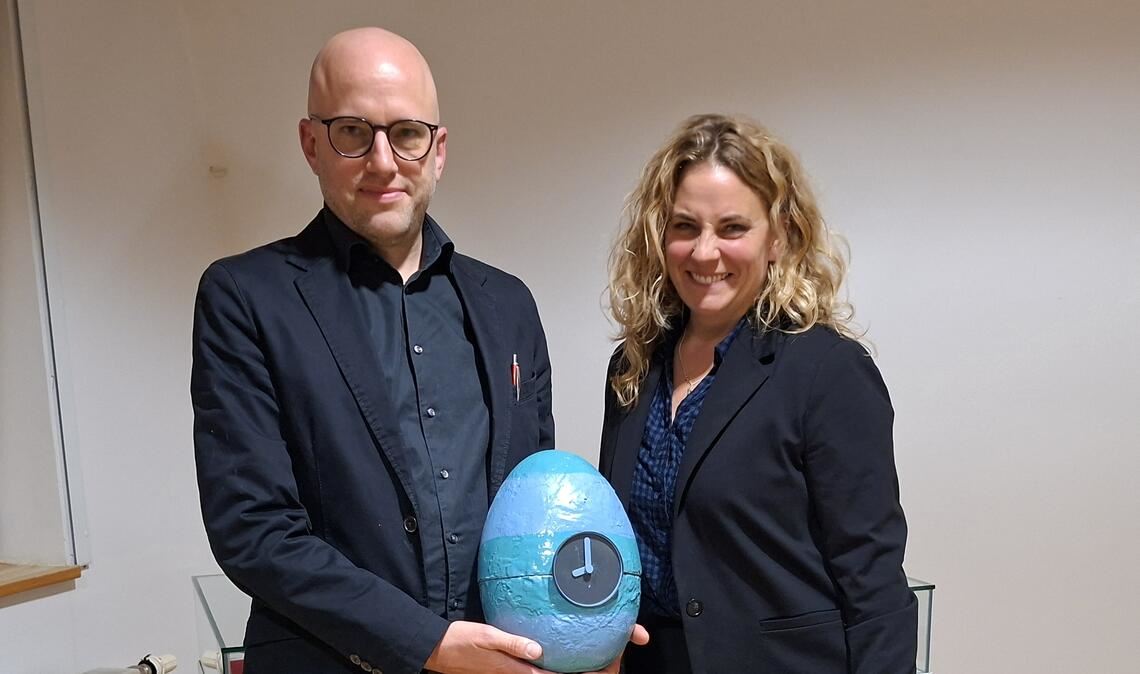 Professor Manuel Bauer (li.) zeigt bei seinem Vortrag nicht nur Dr. Denise Roth, wie aus dem einst verrufenen Zauberer ein literarischer Held wurde. Foto: Bastian