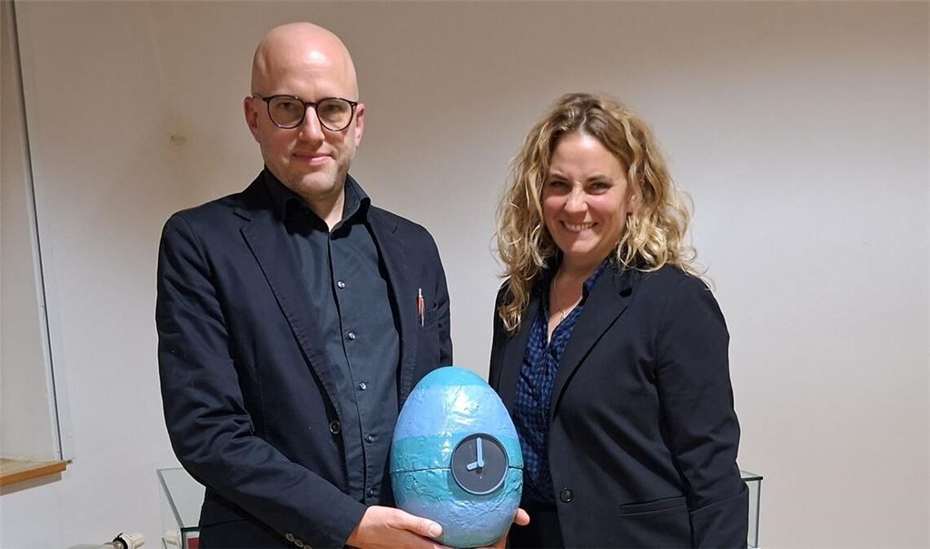 Professor Manuel Bauer (li.) zeigt bei seinem Vortrag nicht nur Dr. Denise Roth, wie aus dem einst verrufenen Zauberer ein literarischer Held wurde. Foto: Bastian