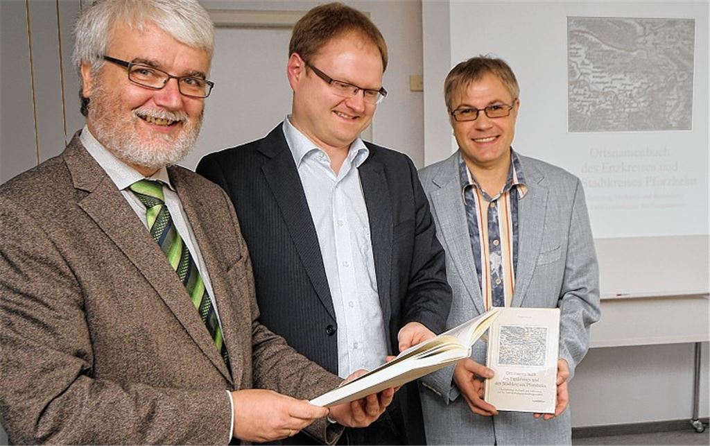 Professor Wolfgang Zimmermann vom Generallandesarchiv (li.) mit Kreisarchivar Konstantin Huber (re.) und Autor Stefan Hackl.