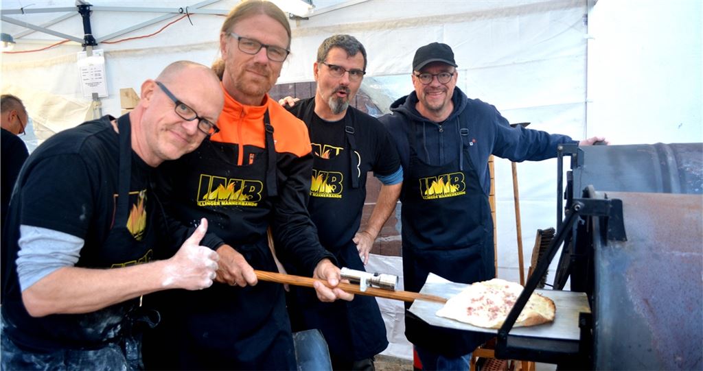 Profis, die ihre Posthoffeschdle-Erlöse spenden: Jörn Wiener (v.l.), Bernd Petersen, Ralf Drolshagen und Martin Ahaus von der Männerbande am Flammkuchen-Ofen.Foto: Stahlfeld